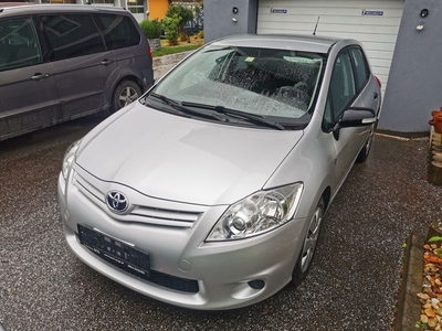 Toyota Auris Young