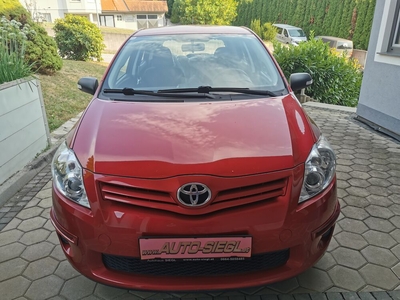 Toyota Auris Young