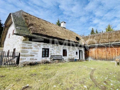 Historisches Bauernsacherl mit Holzscheune in idyllischer Lage