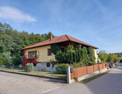 EINFAMILIENHAUS MIT WUNDERSCHÖNEM GARTEN IN ABSOLUTER RUHELAGE