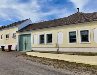 Topsanierte 3-Zimmerwohnung mit ca. 108m² & moderner Einbauküche in restaurierten Vierkanthof! Garten- & Hofnutzung inklusive!