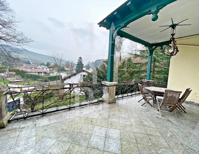 Wunderschöne Etage mit großer Terrasse und Garten in einem ehemaligen Jagdschloss