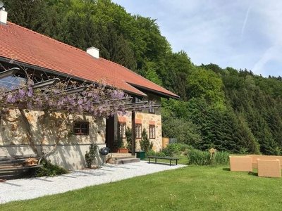 Neumarkt am Wallersee: Revitalisiertes Bauernhaus in absoluter Alleinlage!