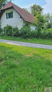 Bauernhaus mit Wirtschaftsgebäuden, Grünland und Wald!