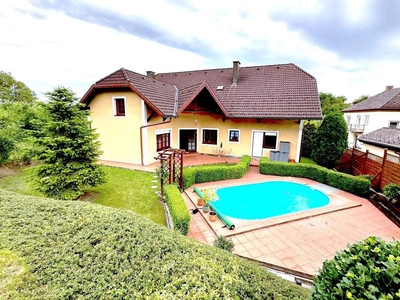 **Idyllisches Einfamilienhaus mit Pool und Sauna**