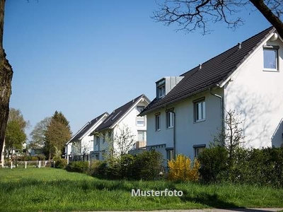 Wohn- und Geschäftshaus mit Balkon