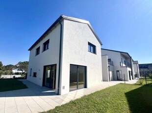 Neubau mit privater Terrasse, Garten und Carport