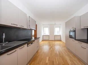 Gemütliche 6 Zimmer WOHNUNG mit Küche und Terrasse