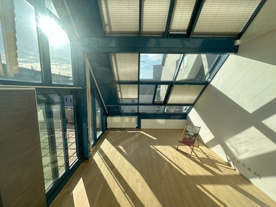 Der Sonne entgegen: Außergewöhnliche Dachgeschoß-Maisonette mit Dachterrasse, Klimaanlage, Pool/Wellness.