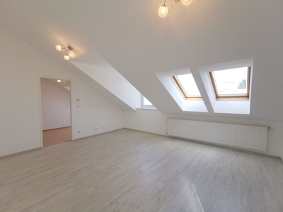 3 Zimmer DG-Wohnung mit Balkon!