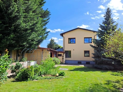 Einfamilienhaus mit sonnigem Garten und Pool, Garage...