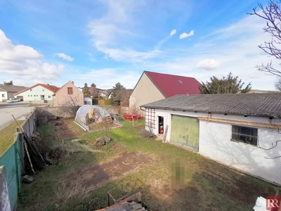 Sonniges Baugrundstück mit 50m² Halle