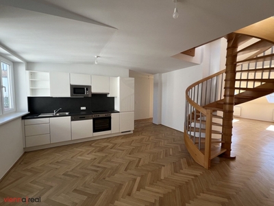 UNBEFRISTET - Helle und ruhige 3-Zimmer Dachgeschoss-Wohnung mit großer Wohnküche, rd. 22 m² Dachterrasse, Abstellraum und Kellerabteil nahe Zieglerga