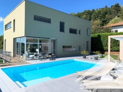 Architektenvilla mit Panoramablick & Pool über der Nebelgrenze