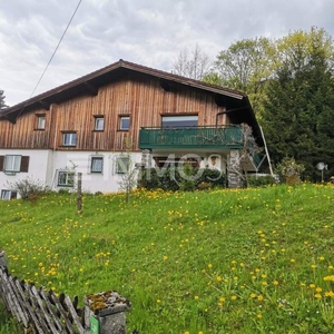 CHARMANTES MEHRGENERATIONENHAUS - mit über 2200 m2 Grund und Potenzial