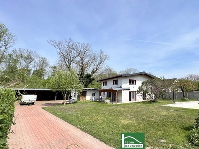 Spacious, low-energy house with an additional office/practice or apartment of 70 m². Unique location, large corner lot & privat (near forest and meadows).