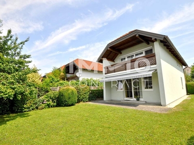 Geräumiges Haus mit großem Garten, Terrasse und großem Balkon, Garage - Zentrale Ruhelage