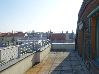 Dachgeschoß-Maisonette mit 2 Terrassen und herrlichem Weitblick - fußläufig zur U-Bahn.