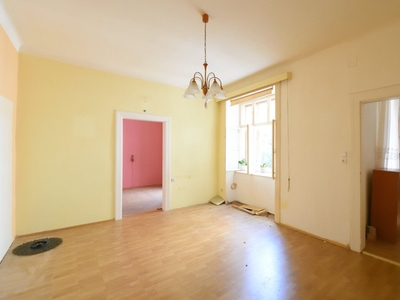 ++Diepoldplatz++ Sanierungsbedürftige 2-Zimmer Altbau-Wohnung, viel Potenzial!