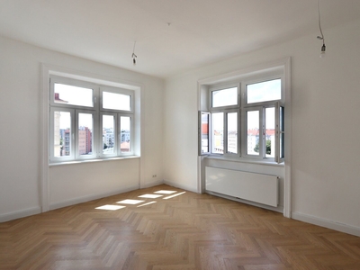 ECKWOHNUNG mit Weitblick im 4. Liftstock! Sanierter 2-Zimmer-Altbau mit separater Küche