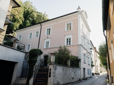 Extravagante Dachgeschoßwohnung am Fusse des Arenbergs