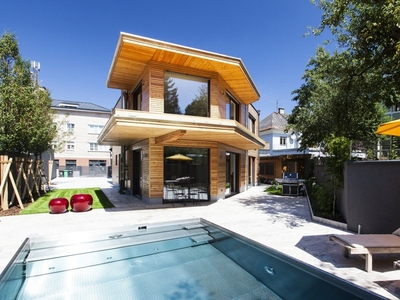 Offen geschnittene 2-Zimmer- Wohnung mit großer Terrasse und Pool!