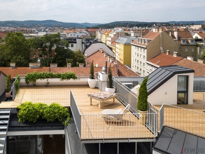 PROVISIONSFREI für den Käufer | 3-Zimmer Dachgeschosswohnung mit innenhofseitiger Terrasse auf Wohnebene und 360° Sonnenterrasse