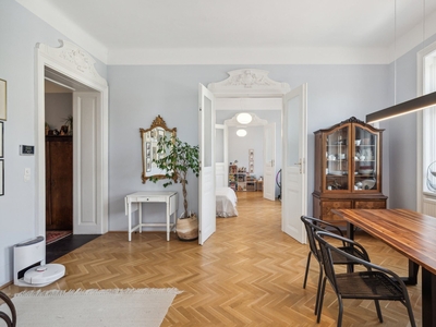 Sanierte Stilaltbauwohnung mit Balkon & Blick auf den Lainzer Tiergarten