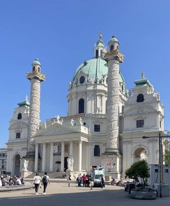 TRAUM ALTBAUWOHNUNG MIT TERRASSE DIREKT BEI KARLSKIRCHE - PREIS AUF ANFRAGE!