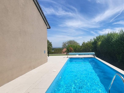 Moderner Bungalow mit Atelier & Pool in Aussichtslage