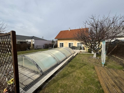 EINFAMILIENHAUS MIT POOL IN RUHELAGE