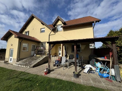 ZWEIFAMILIENHAUS MIT GROßEM GARTEN IN DER NÄHE VON WIENER STADTGRENZE