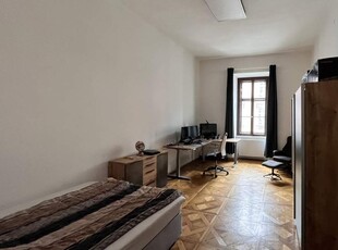 4-Zimmer Wohnung mit separater Küche! Ab Oktober verfügbar!