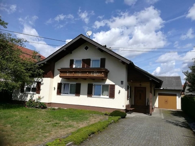 Gepflegtes gemütliches Haus mit Garten - Garage