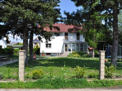 Beim Mühlwasser! Sehr nettes Wohnhaus mit ebenen, großen Garten und Wintergarten in Lobauer Erholungsparadies!