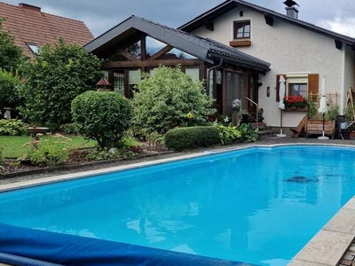 Entzückender Bungalow mit Pool und Traumgarten