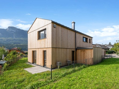 IM HERZEN DES MONDSEELANDES! Massivholzhaus mit Drachenwandblick in St. Lorenz ...