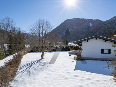 Freizeitwohnsitz: Grundstück mit Altbestand und Bergblick