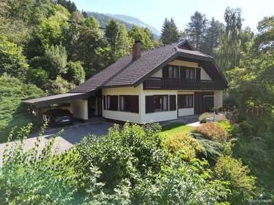 Gepflegtes herrschaftliches Landhaus in bester Grünlage. Unverbaubare Aussicht. Hohe Privatsphäre.