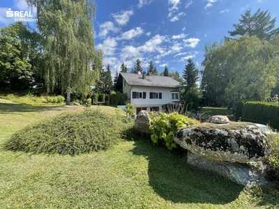 großes Einfamilienhaus mit Keller und wunderschönem Garten mit über 3200 m² Grundstücksfläche unmittelbar beim Badeteich!