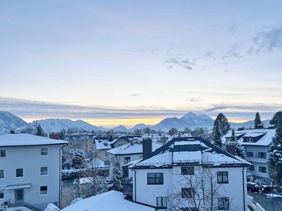 Heimelige Dachgeschosswohnung für Singles/Paare mit großem Balkon & Untersbergblick