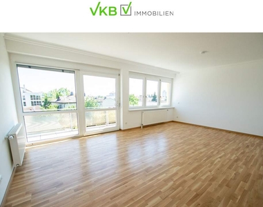 Helle familienfreundliche Wohnung mit Balkon und neuer Küche