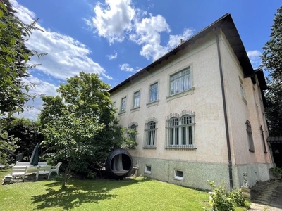 Herrschaftliche Villa inmitten eines schlossparkähnlichen Gartens