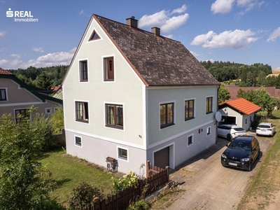 Landhaus mit großem Nebengebäude und schönem Garten