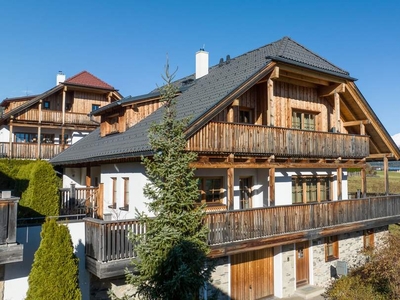 Luxuriöses Panorama-Chalet im alpinen Stil mit Wellnessbereich und Sonnenterrasse in zentraler Lage