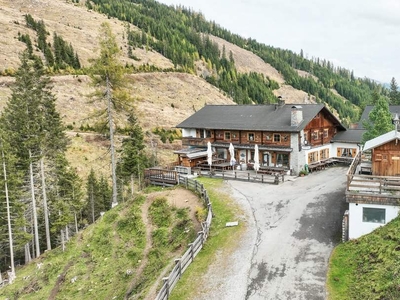 Malerischer Alm-Gasthof samt Nebengebäuden, Wald und Fischteichen in idyllischer Lage