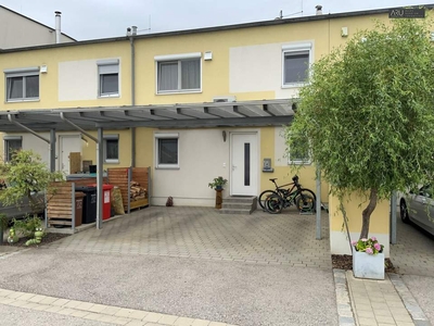 **Geräumiges Reihenhaus mit Doppelcarport**