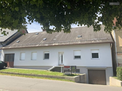 Modernisiertes Einfamilienhaus mit großem Nebengebäude