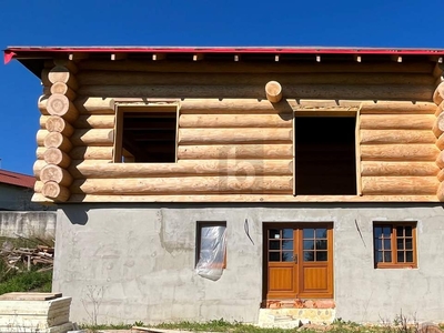 NACHHALTIGES HOLZBLOCKHAUS IN IDYLLISCHER GRÜNLAGE