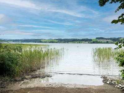 Privater Seegrund mit Sandstrand am Obertrumer See